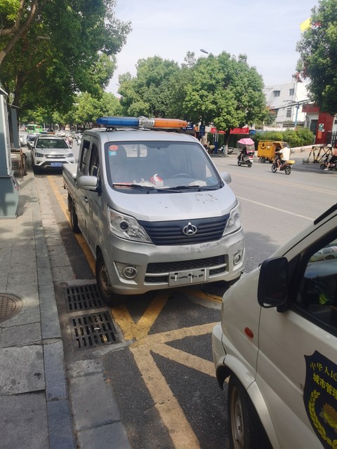 他们的态度说明了什么(警灯闪烁，城管队员辛苦值勤到深夜，为什么老百姓却不感动？)
