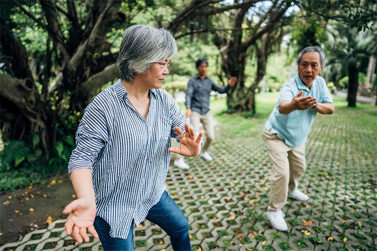 为何上了年纪就“骨头脆”？医生：少吃这些会跟骨头抢钙的食物