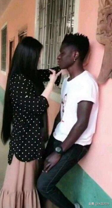 初入大学校园的女生，经不住黑人的软磨硬泡，结局令人不忍直视？