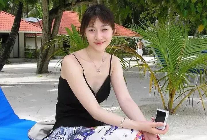 李小冉老公徐佳宁,4捧钟汉良,3换编剧,10年攒剧图什么?