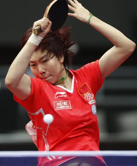 10岁的李晓霞正式进入山东省乒乓球队,师从前世界冠军乔云萍