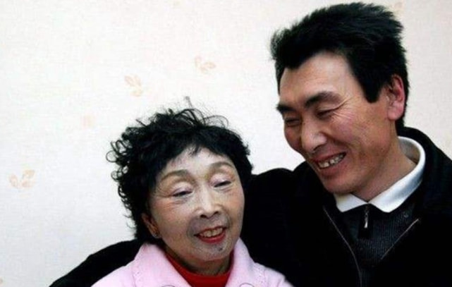 53岁的李玉成曾跟马玉琴提离婚，只因对方无法生育，网友：真可笑