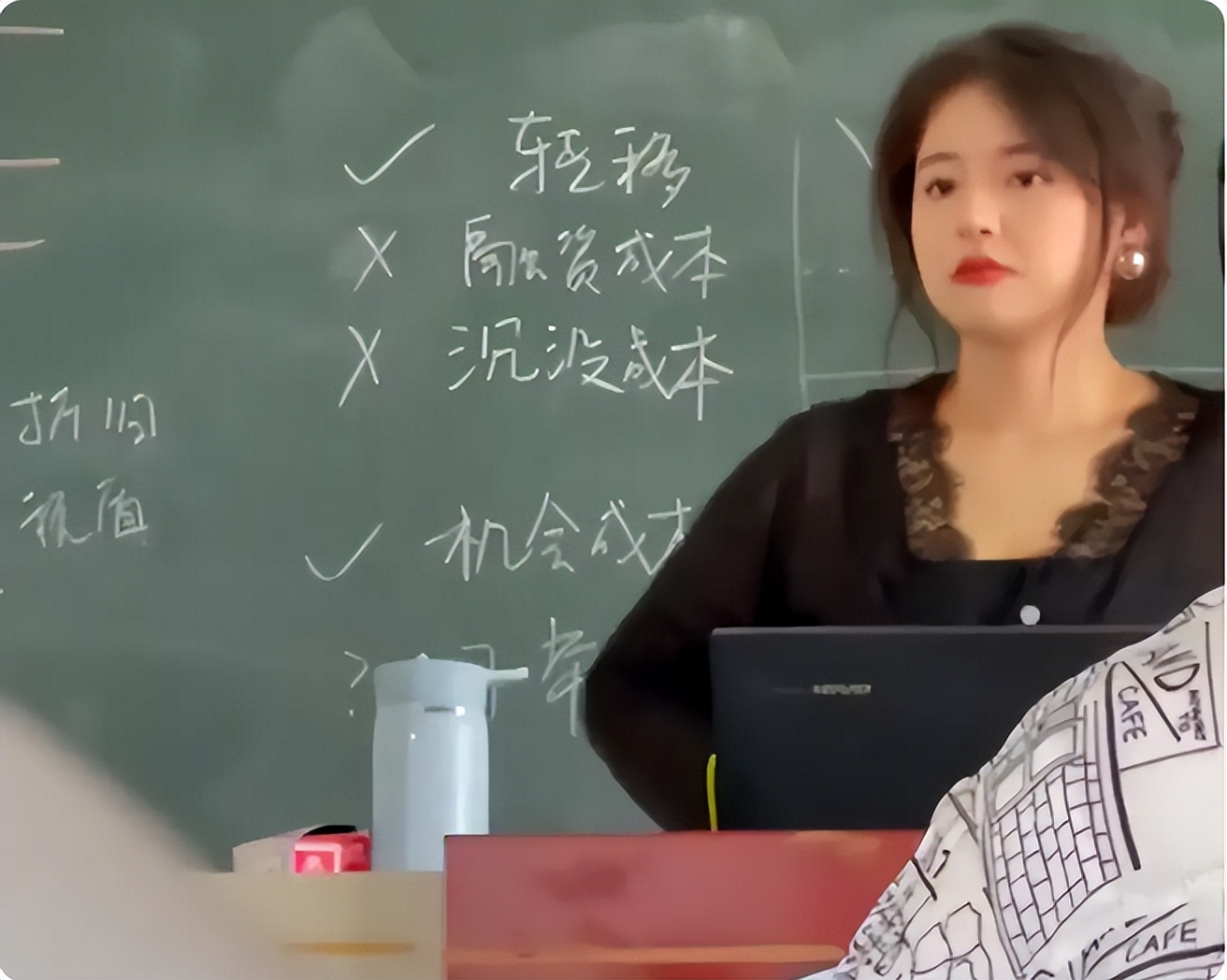 福州某高校女教师走红,明眸皓齿精致红唇,满满"港风"美女气质