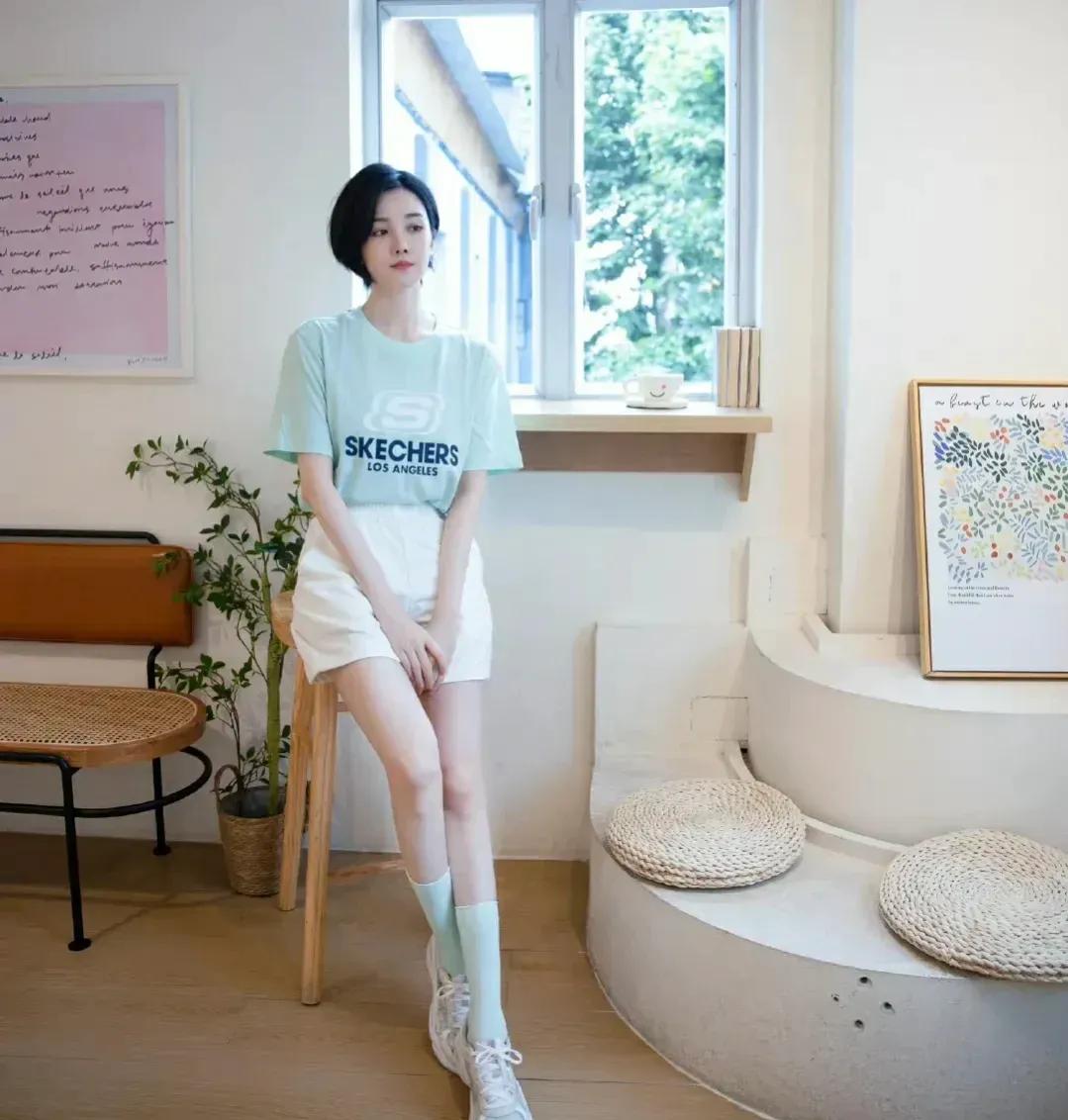 陈小芸肤白貌美，身穿薄荷绿短袖T恤和白色短裤显得更清纯可爱