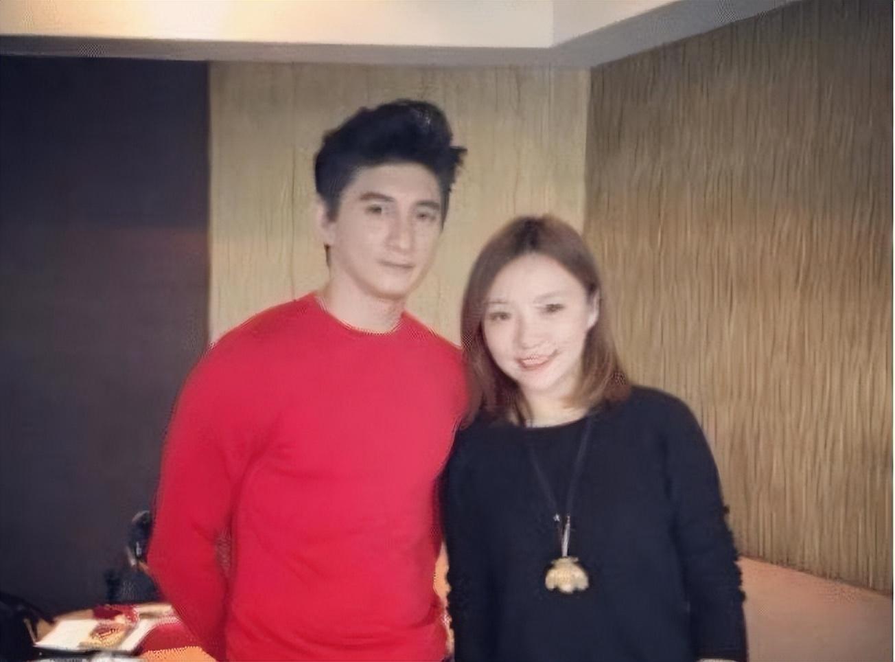 任玥虽然比吴奇隆小十岁,但是当时吴奇隆刚刚到内地发展,无依无靠