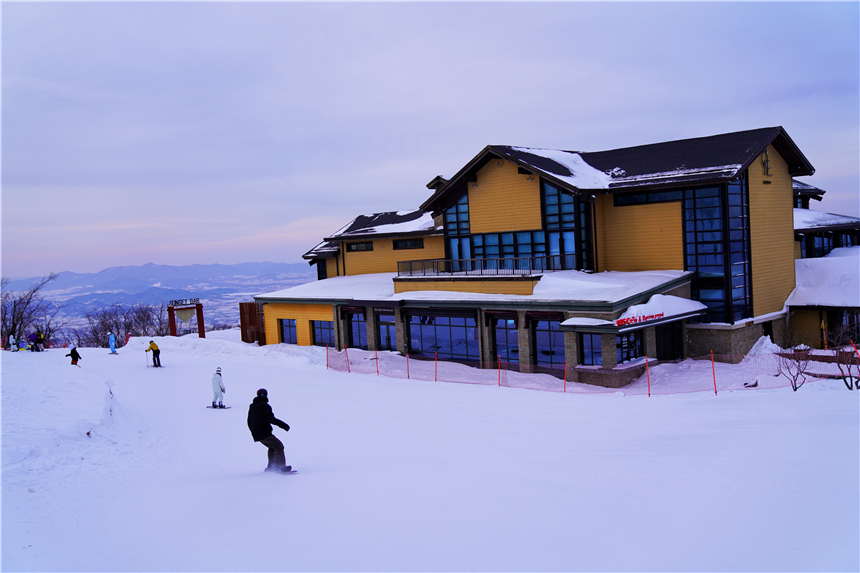 吉林有滑雪场吗（吉林市有个全球公认的黄金滑雪场，可同时容纳2000人滑雪，很过瘾）