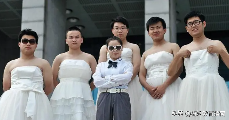 大学生晒另类毕业照，网友破防落泪，真想时光倒流重返校园