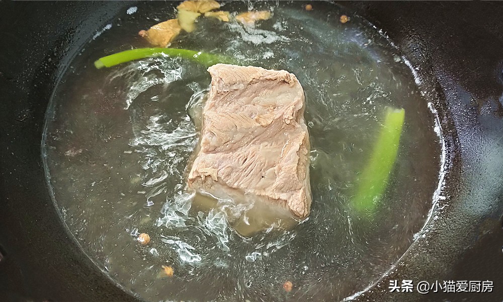 土豆回锅肉怎么做（9步教你荤素搭配香味十足的回锅肉）