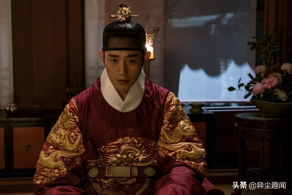 但他也曾经在《树大根深》中饰演世宗大王韩石圭的少年时期,忠宁大君