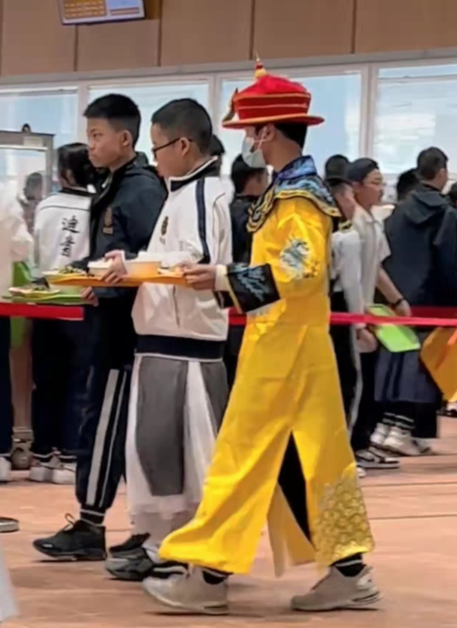 广东一学校设立汉服日，校内仙气飘飘，一男生穿龙袍打饭引人注目