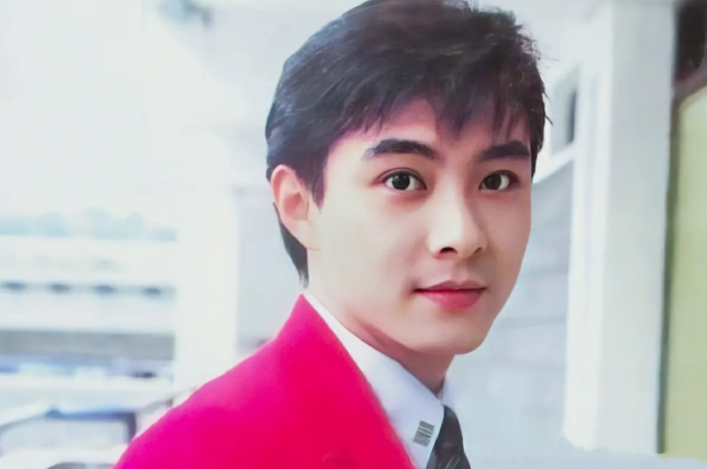 这位隐退港星曾享无敌待遇,最有艳福的男主,四天王甘当绿叶衬托