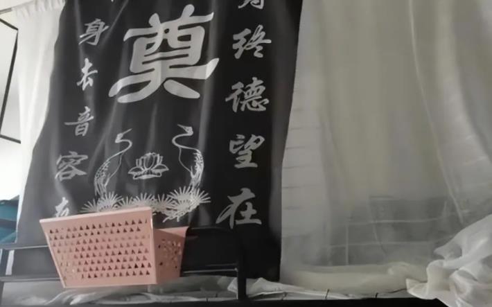 大学生宿舍装修火了，风格不接地气接“地府”，查寝老师表示无语