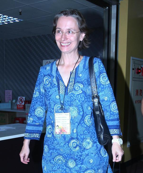 周华健和美国媳妇罕见同框,妻子头发花白挺显老,打扮却素雅高级