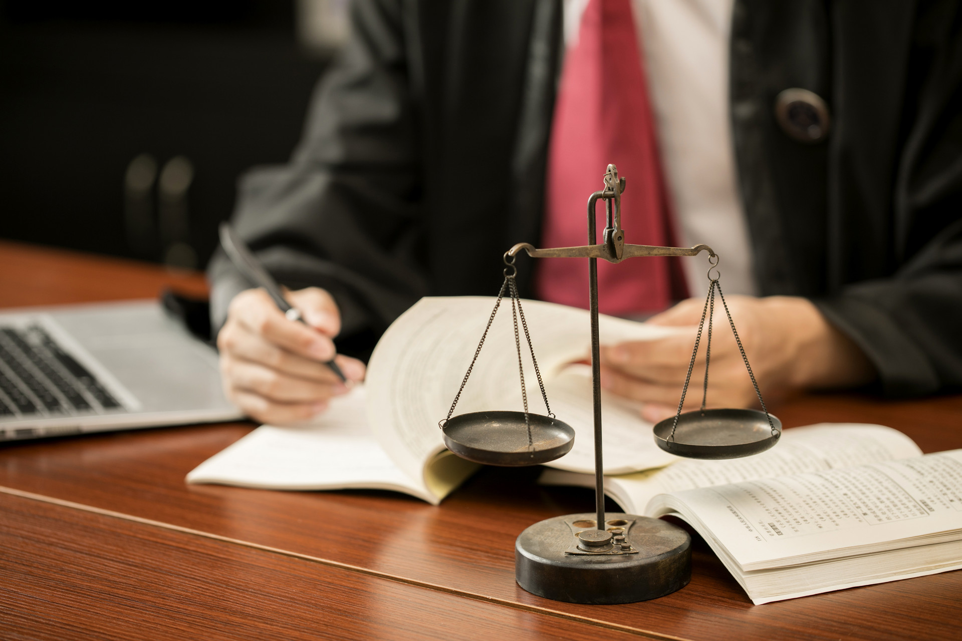 从法学专业的四大误区说起：课程、择校、就业、规划