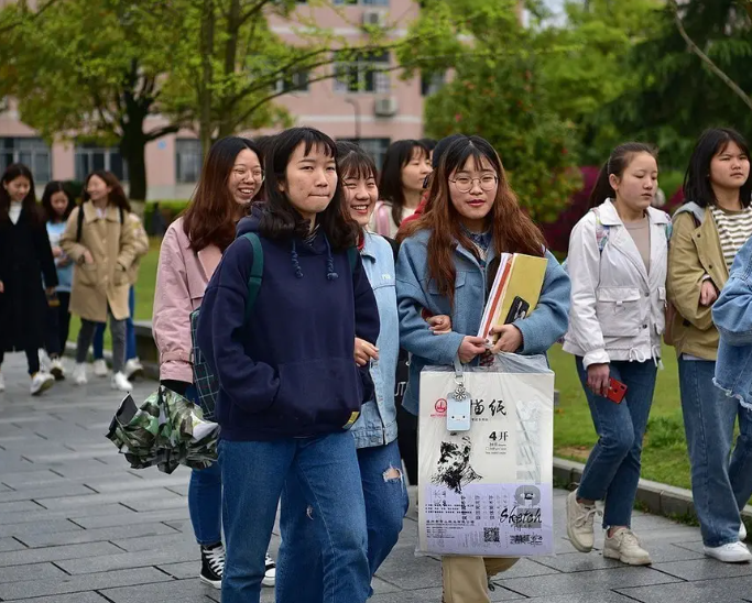 “理想男友”职业排名，程序员第三，“聪明绝顶”的医生成榜首