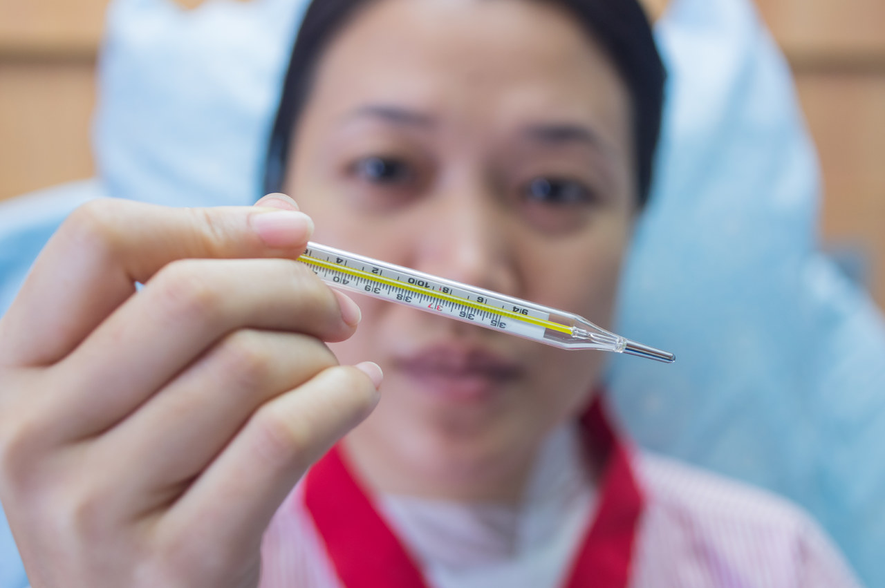 2003年让人胆寒的非典，是如何消失的？为何新冠却难以消除？