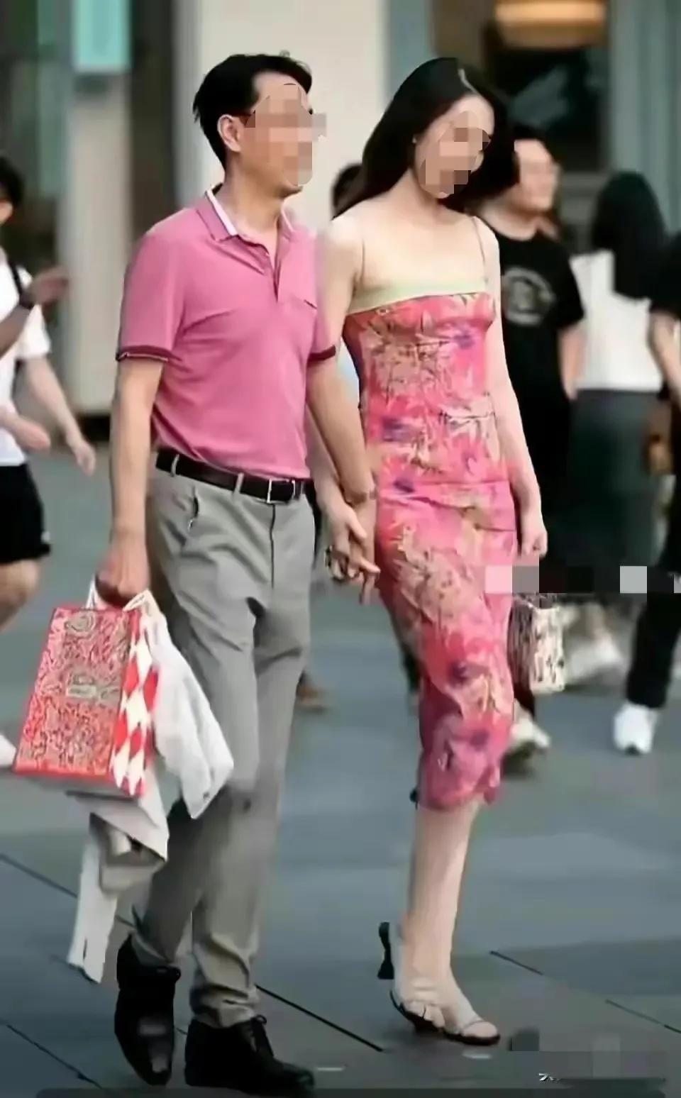 挖呀挖！街拍“俊男靓女”画风突变！“牵手门”的“瓜”越挖越大