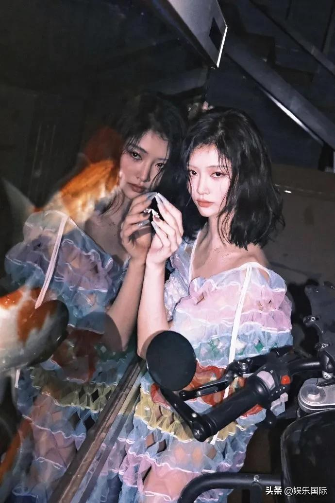 许佳琪抹胸裙秀香肩 夸张眼妆搭银发好吸睛