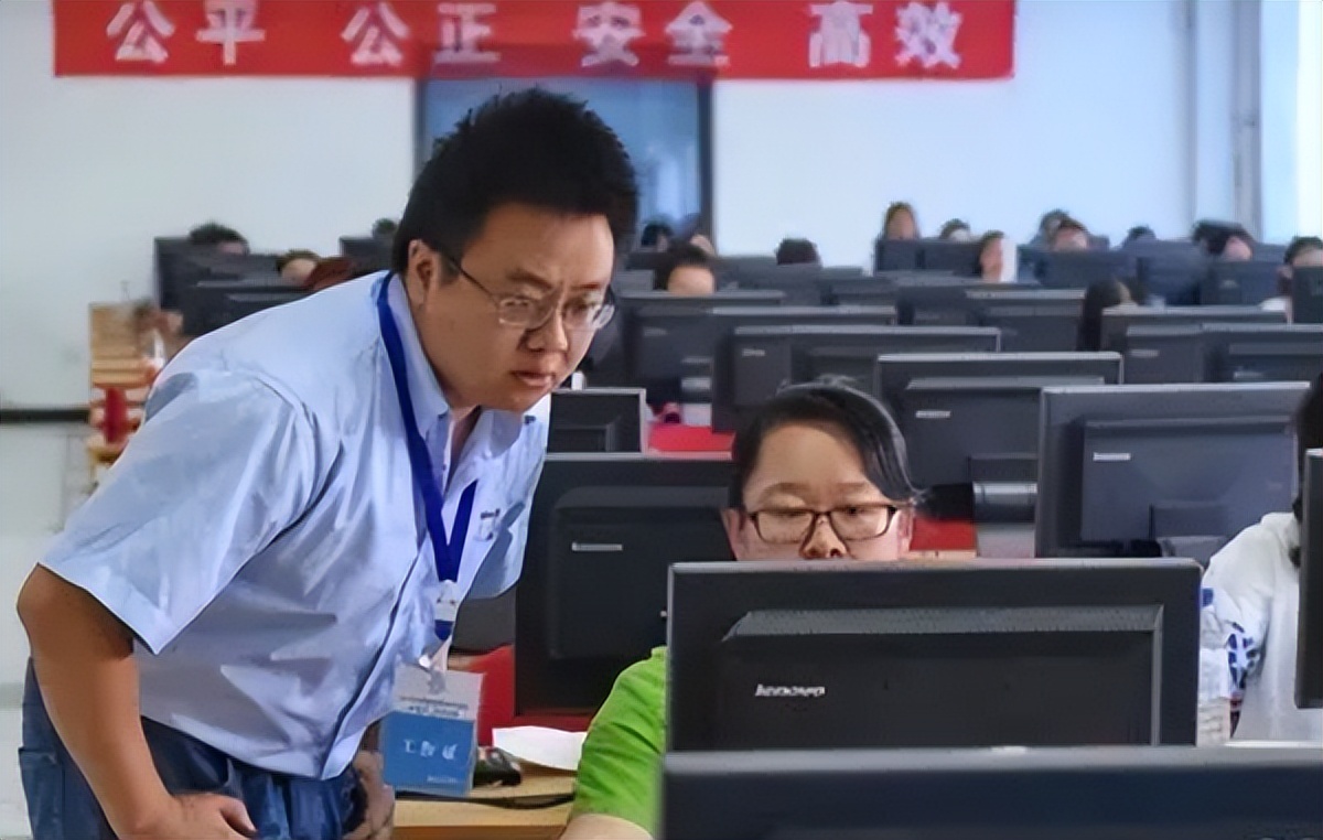 高考答题卡上“神仙字体”，整齐干净如印刷，阅卷老师想多看两眼