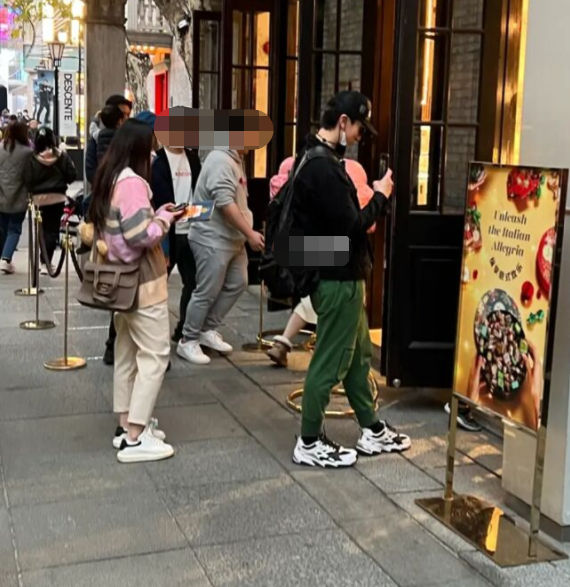 吴尊一家出游，老婆罕现身气质出众，NeiNei和Max身材高挑似模特