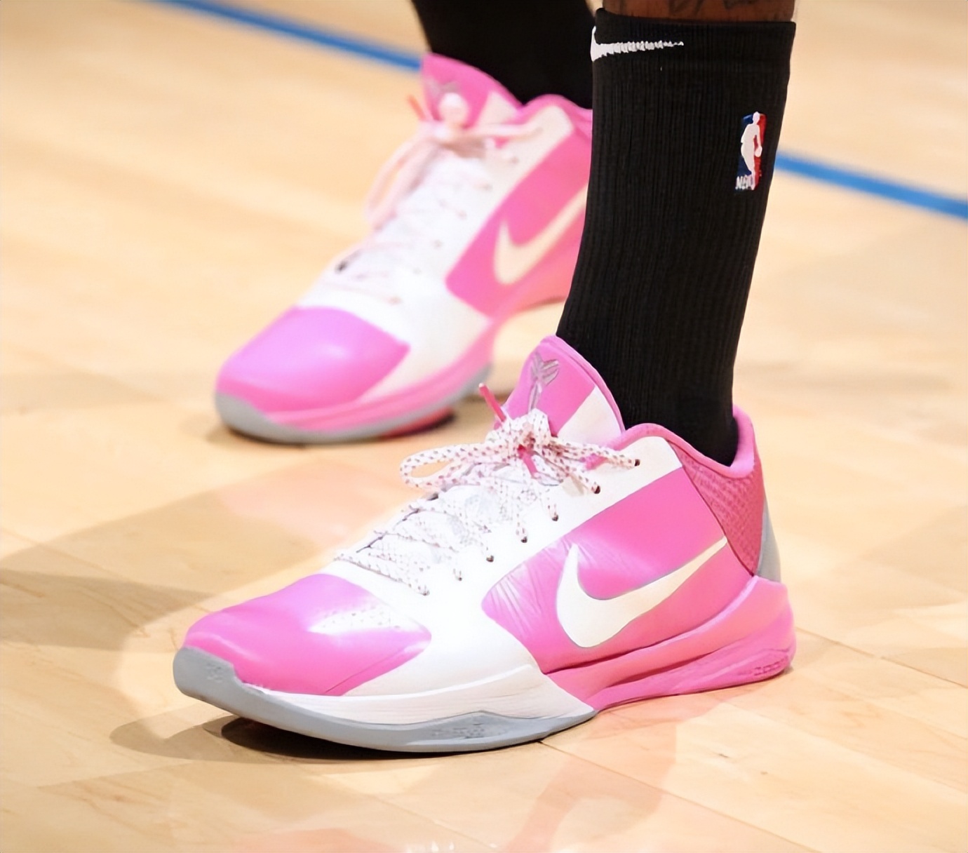 nba球員穿的都是哪些球鞋（NBA球員上腳：庫里穿curry1北極光，克萊穿安踏KT8）