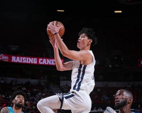 自己的传球还需要加强(曾凡NBA夏联首秀4 2，三大不足需要马上调整)