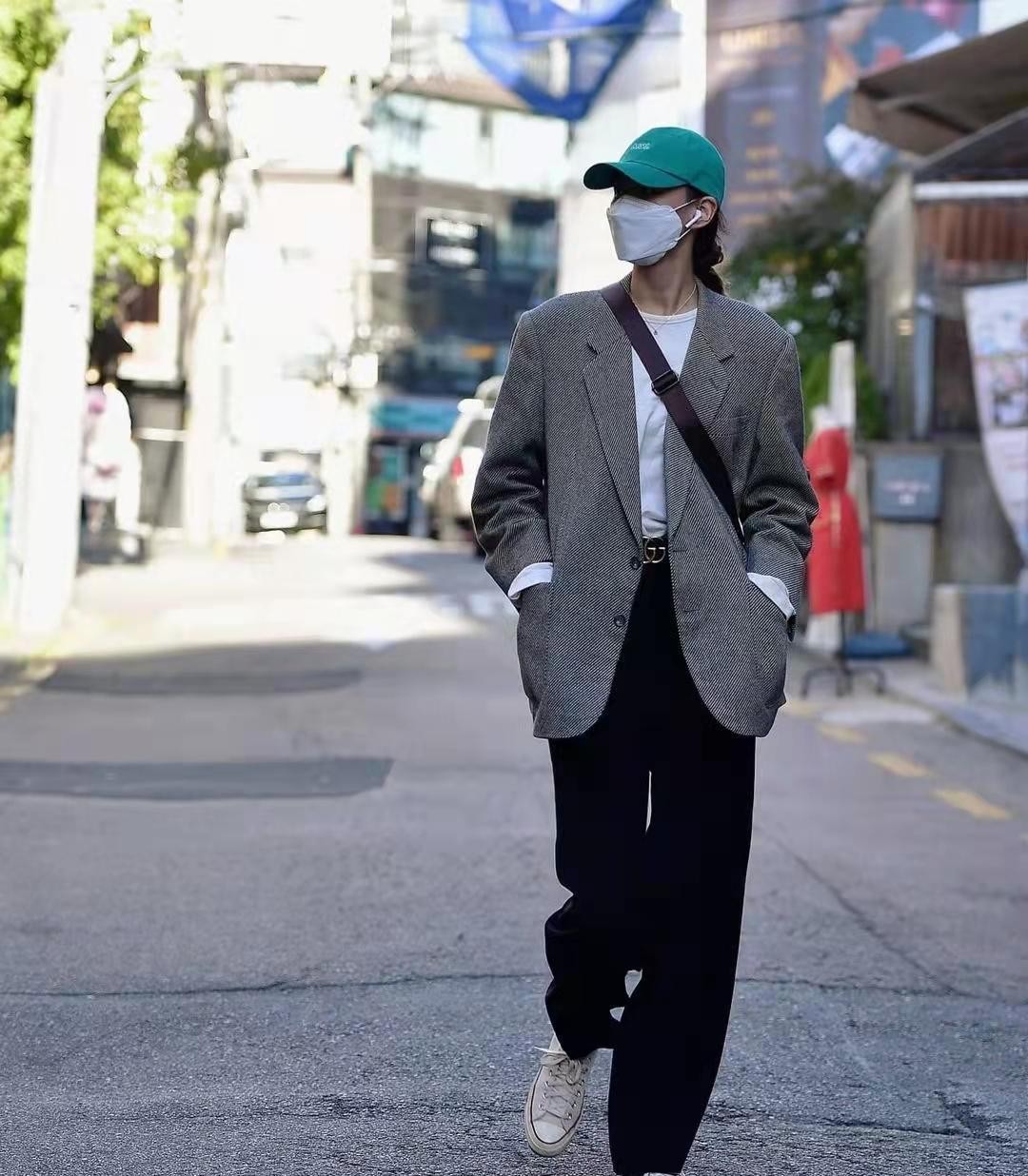 中性風的服裝太帥了，韓國妹子都喜歡上了，身材矮的人穿也好看