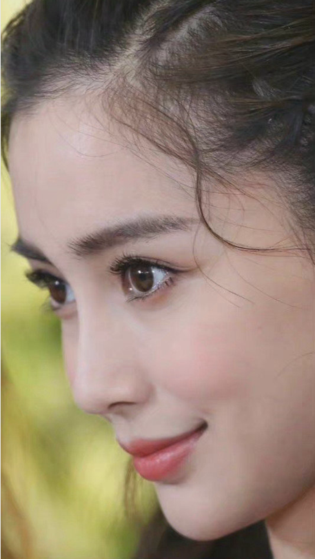 Angelababy十年容貌对比,五官精致不显老态,力破整容传闻