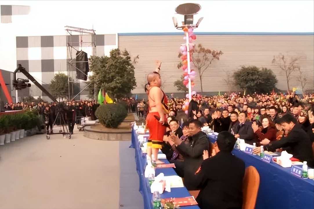 一米二袖珍人娶1米65的女演员，婚后还狂买房车，他有什么本事