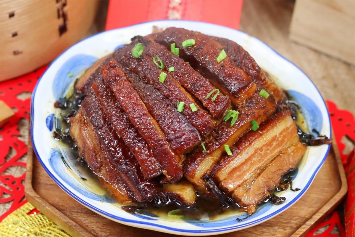 年夜飯做梅菜扣肉，切記“先煎後泡”，片片起“虎皮”，酥爛香醇