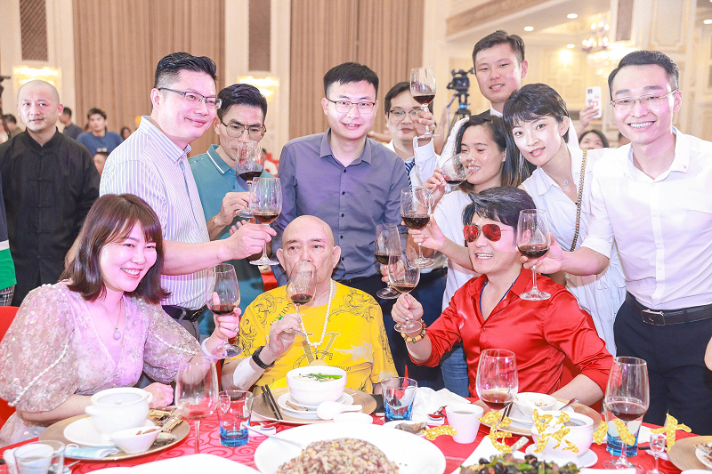 影星张世玉出席黄一飞生日宴