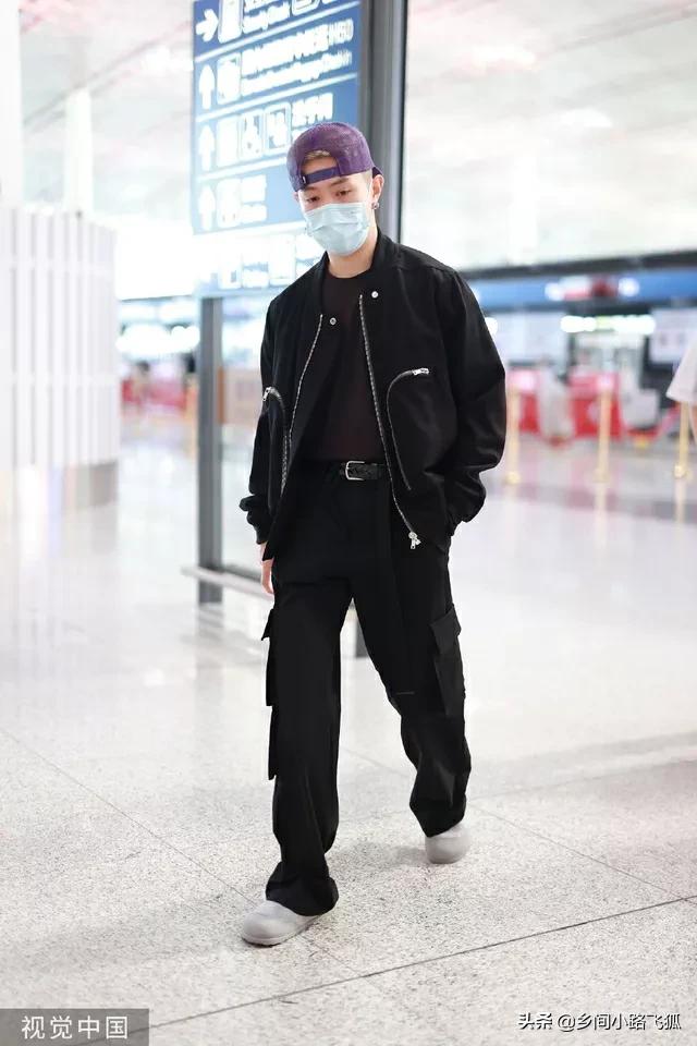 马伯骞穿棒球服现身机场 反戴帽子街头潮男范十足