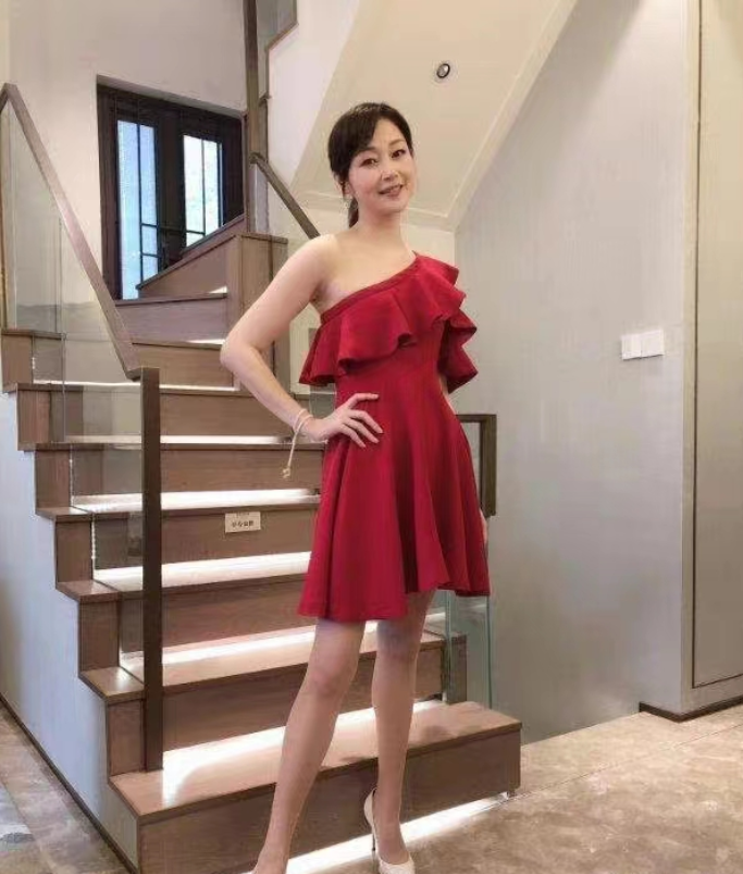 万绮雯近况(万绮雯年纪大了身材也没变,腰细腿长能跟年轻人比美,穿搭