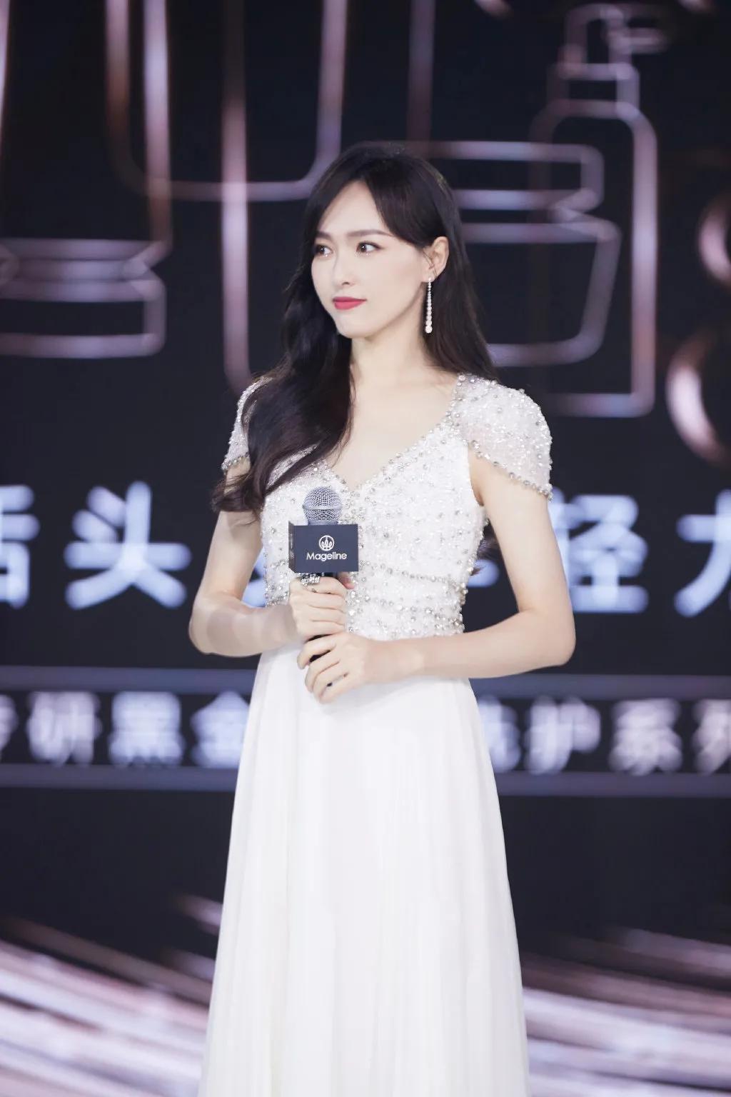 唐嫣穿镶珠礼服高贵优雅，一头长发温柔似水对镜头微笑超甜