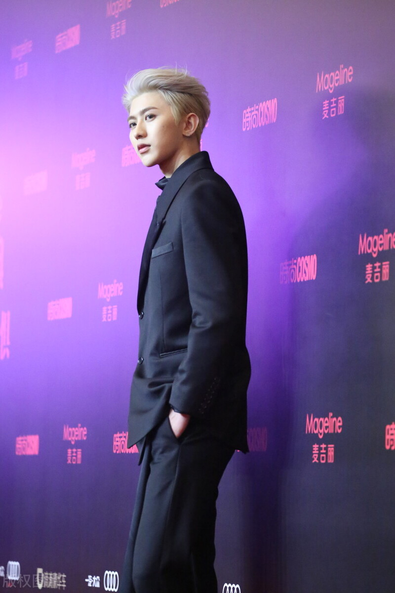 蔡徐坤最新造型