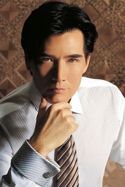 费翔:中国第一美男子,80年代少女的梦中情郎,62岁未婚与猫为伴