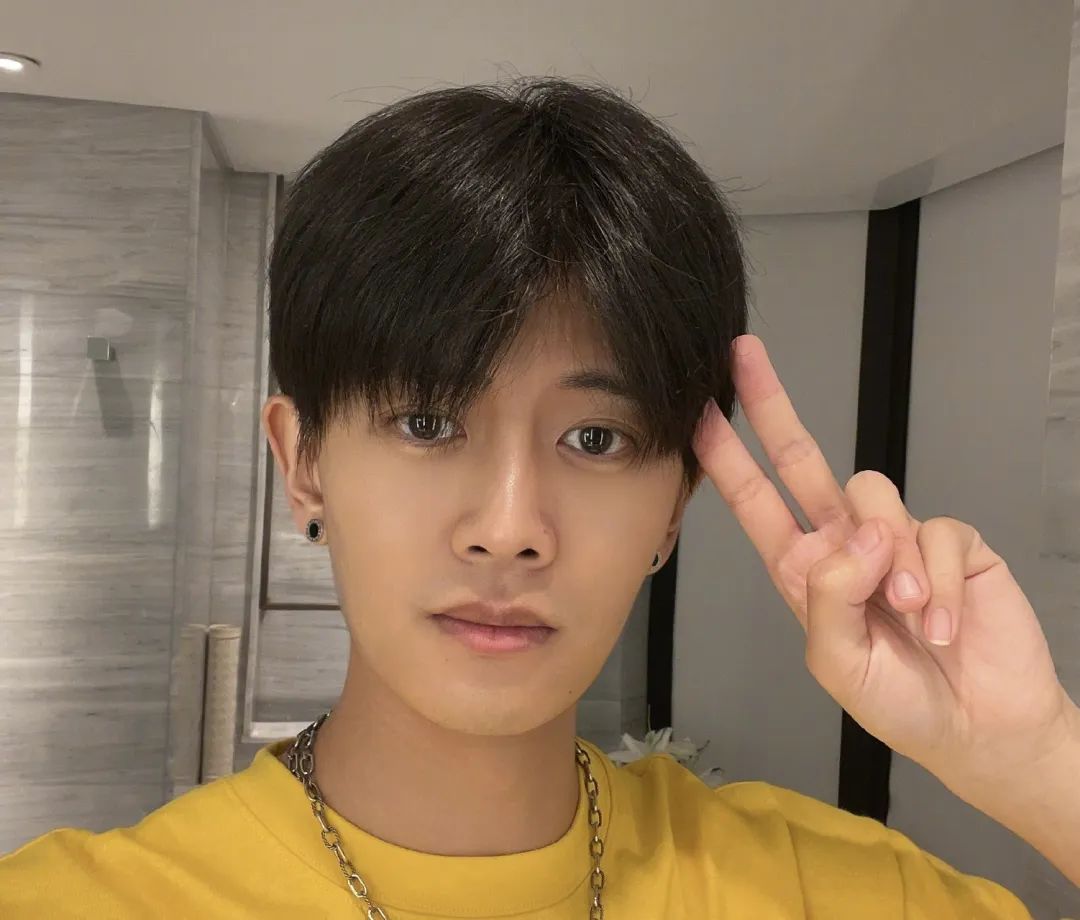 8位男明星素颜照:任嘉伦黝黑,王一博大小眼,蔡徐坤脸大