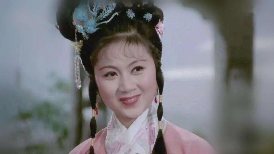 黄梅戏继严凤英大师后(黄梅戏不同时代的两位名家,严凤英自尽而亡遭剖