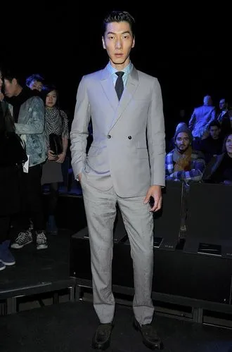 张亮：16岁辍学打工补贴病重父亲，31岁走红后到现在“无处可寻”