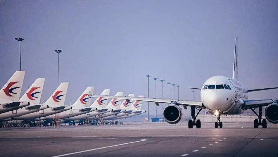 東方航空飛行員的月收入有多少？