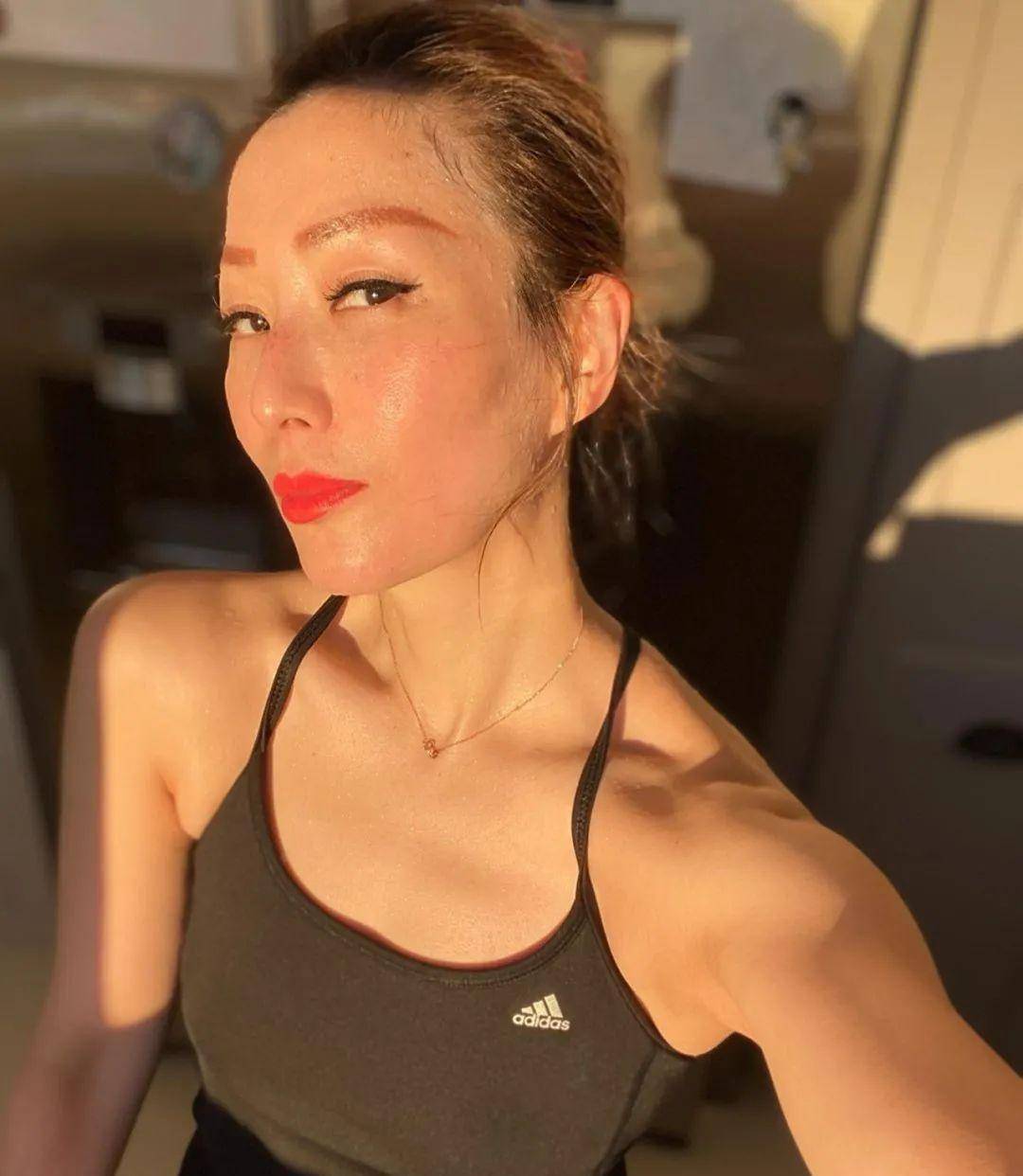 可是瘦下来的郑秀文非但没有变得好看,反而因为过度削瘦,经过长久的