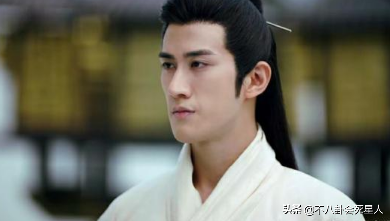 厚嘴唇、大鼻孔、长方脸，这7位男星看似很帅，实则奇怪