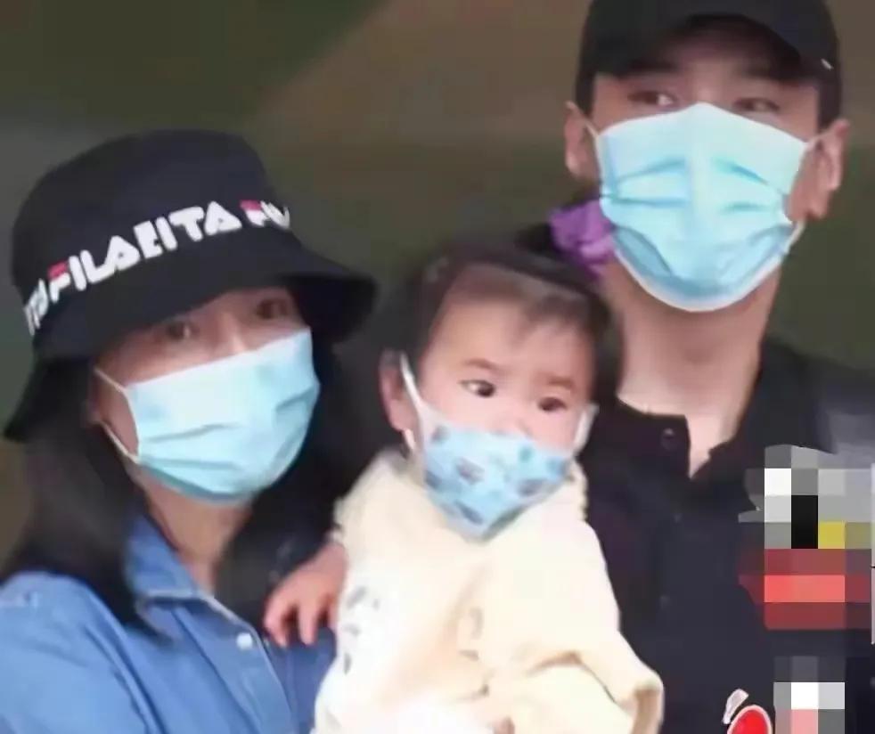 高圆圆片场和女儿互动温馨有爱，3岁Rhea活泼可爱，镜头感很强