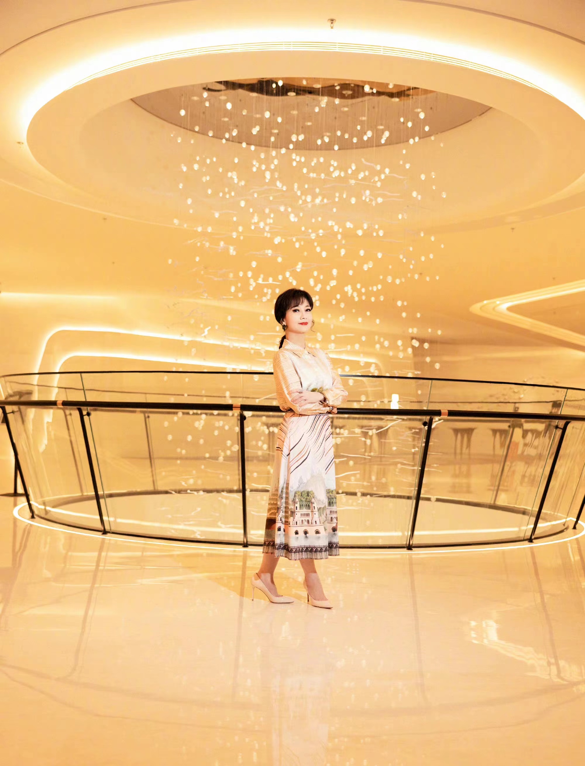 赵雅芝亮相活动,条纹印花衬衫搭半身长裙,69岁美得出众!