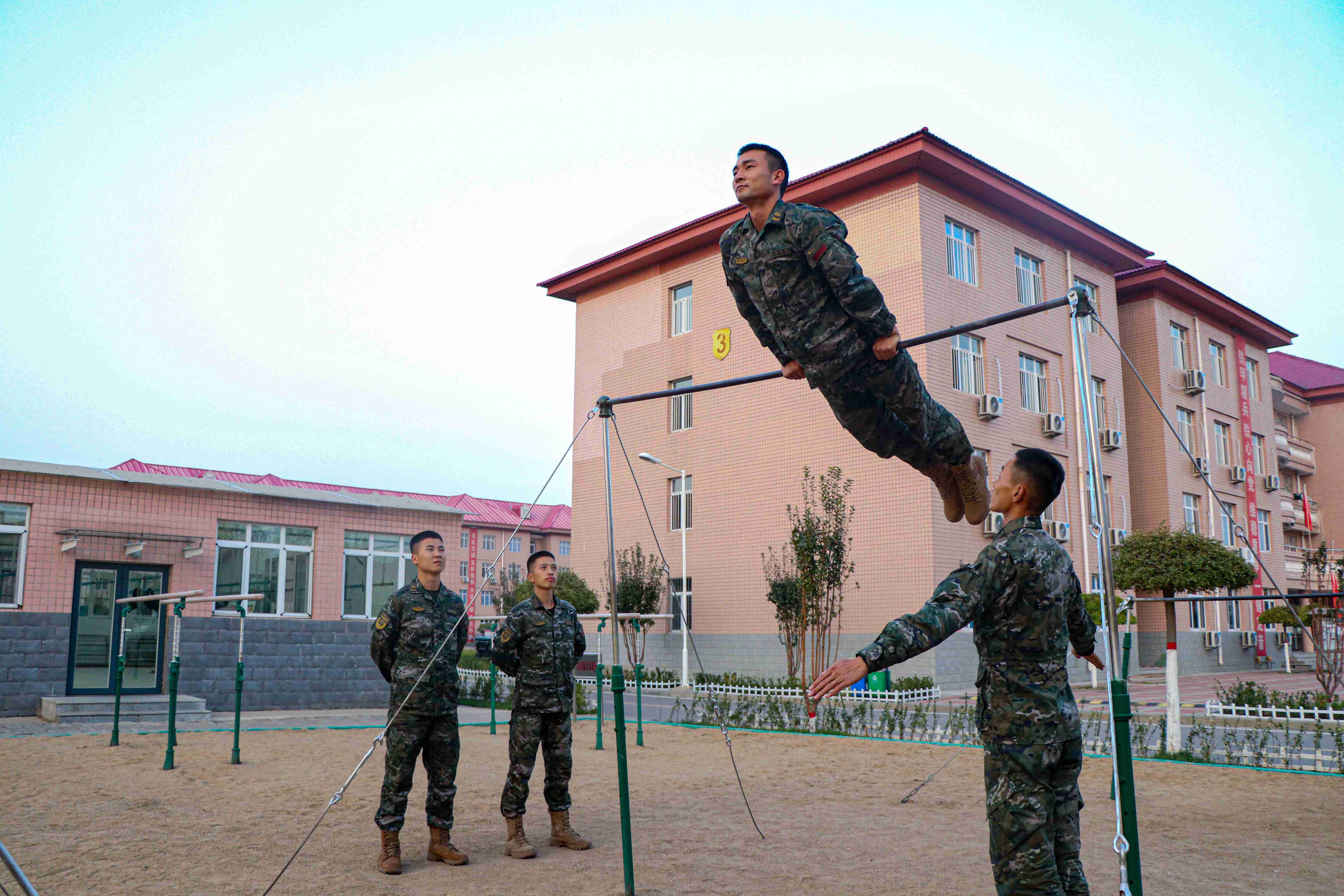 尖刀班的五天五夜（老兵故事 - 铁骨柔情好班长胡亚飞）