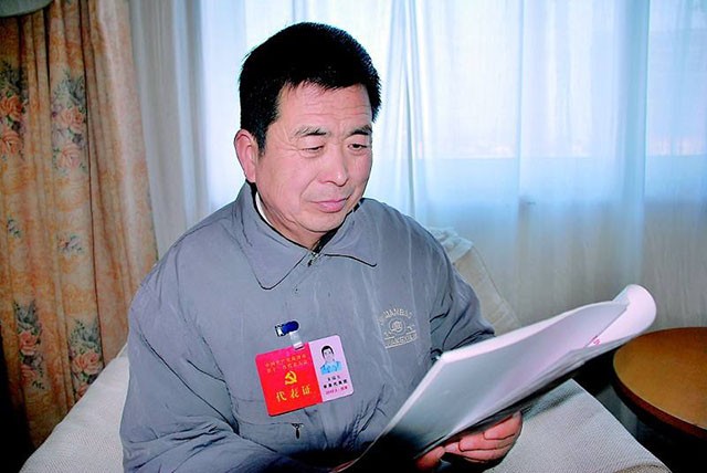 山東農民助学扶老近50年，儿子在厨房结婚洞房，却只觉得亏欠妻子