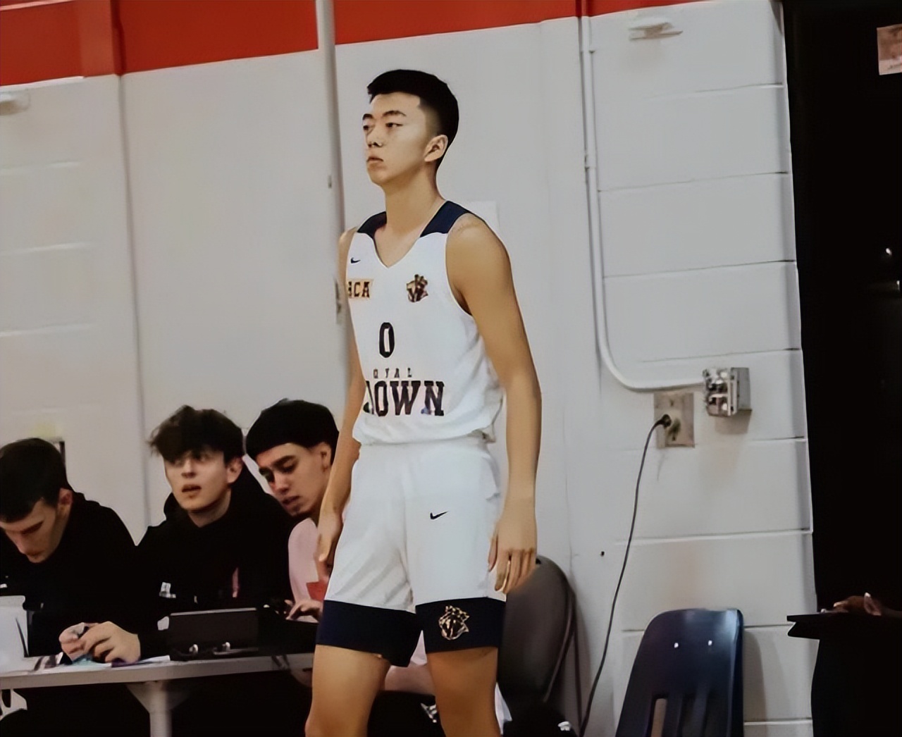 nba現在還有哪些中國人（轟53分+13記三分！中國17歲天才出爐：2米01神槍留洋，未來沖NBA）