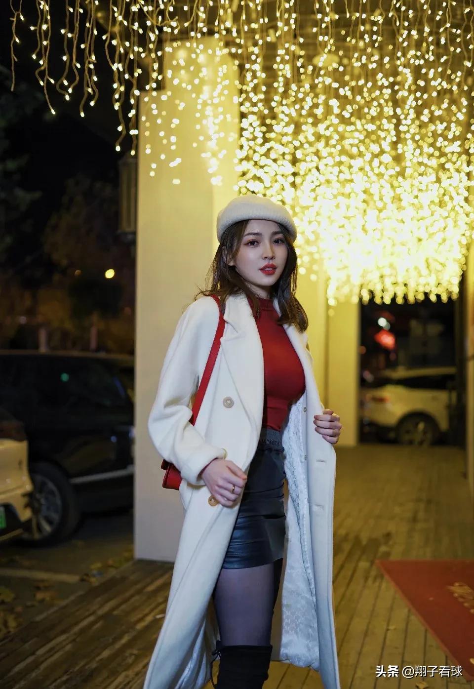 王钟瑶晒照，黑丝皮裙吸睛，称“无爱即是神”，球迷直言被俘获了