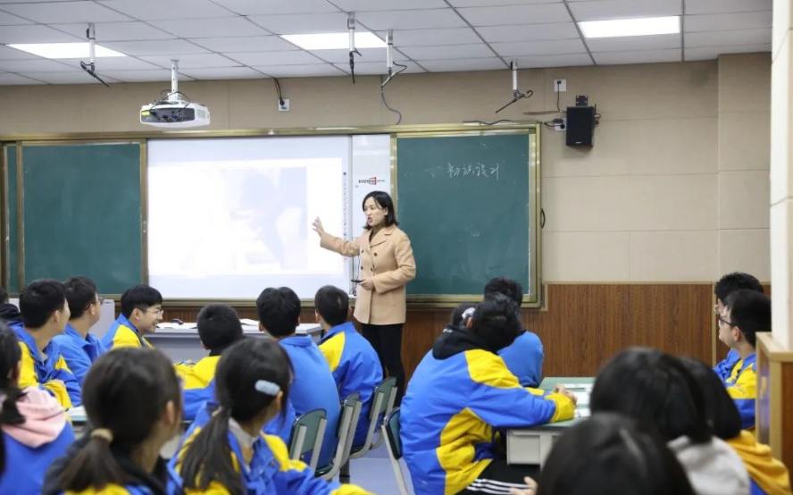 成都教师发放绩效工资，一次拿到5万元，非师范生也想去任教