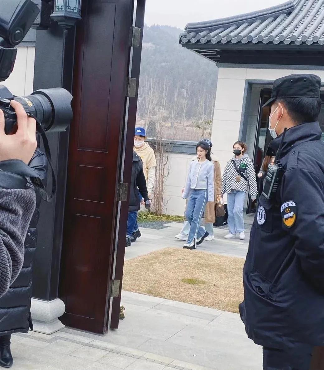 鞠婧祎路人视角